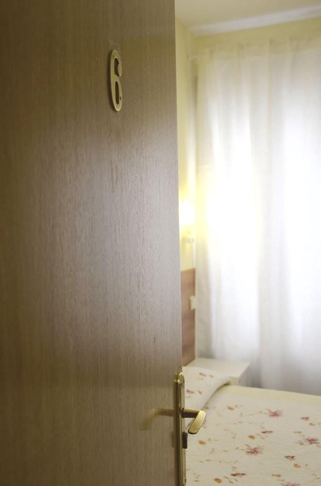 Hostal Nersan2 Мадрид Екстериор снимка
